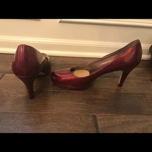 Anne Klein red patten leather 3in heels
